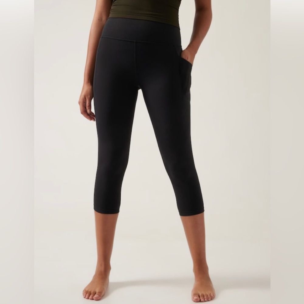 NWT Athleta Salutation Stash Capri. Black.  Large